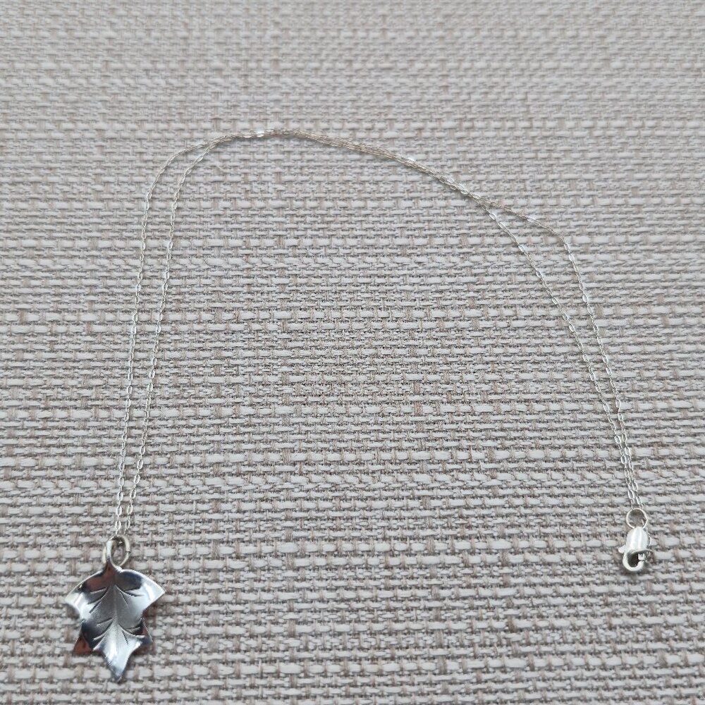 18 Inch Sterling Silver Maple Leaf Pendant Necklace A5648